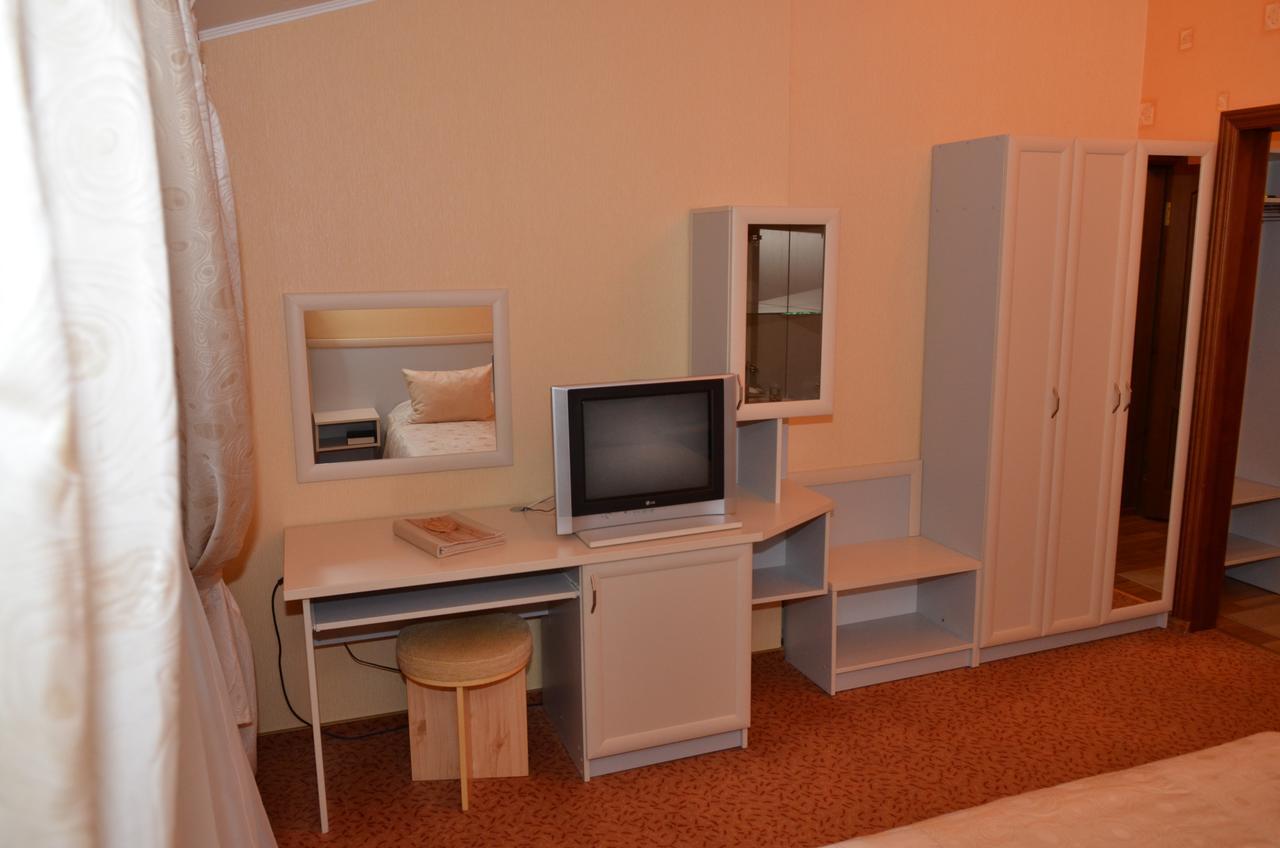 Hotel Serpanok Tyachiv Luaran gambar